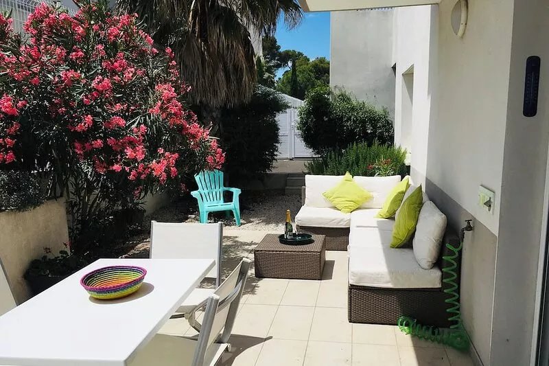 Two bedroom apartment near to charming historic port