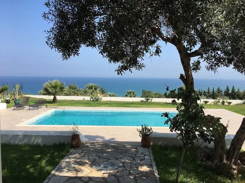 Magnificent villa with sea view at 500 meters from the beach