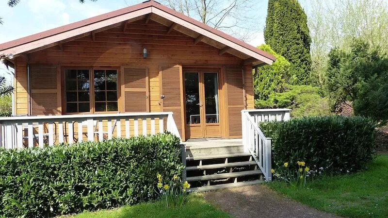 guest cottage with heated pool and Jacuzzi, in quiet hamlet.