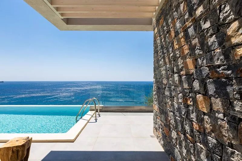Walking distance to the beach, dazzling sea view & heated infinity pool!