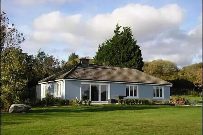 Keenly priced 4**** cottage. Great views over Kenmare Bay to Caha Mts. Free WiFi