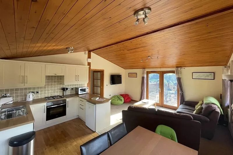Quiet Sunny South Facing Lodge, Private Decking with Great views & Car Parking