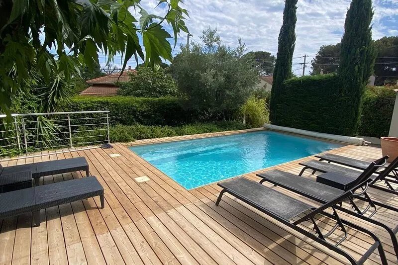 Charming house with swimming pool ideally located close to beaches and shops