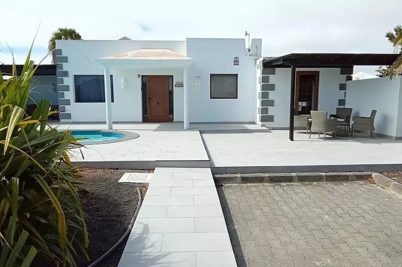 Villa with private pool, beautiful garden and 3 bedrooms.