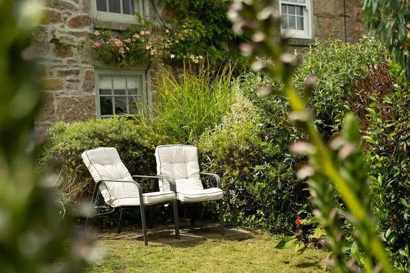 Granite Cottage in Newlyn with Sea Views & Garden