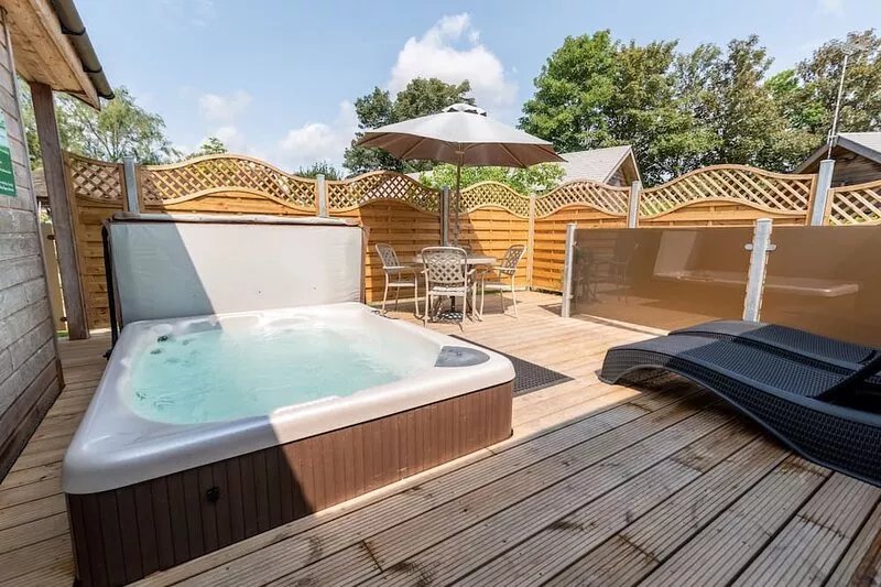 Bath & West lodge - sleeps 4/5 with private hot tub