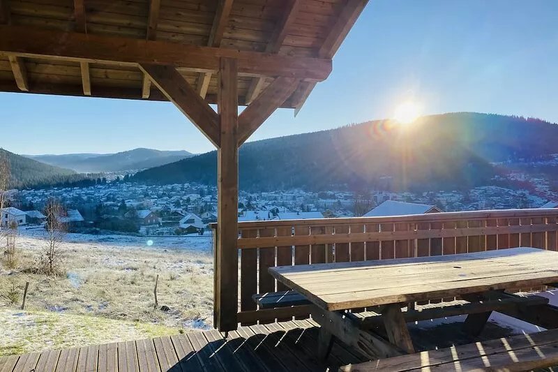 Spacious new family chalet with stunning views/jacuzzi/game room, charges