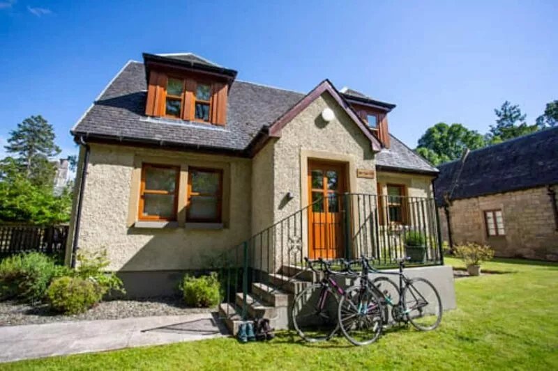 Bonnie Banks Cottage - Sleeps 6 - sleeps 6 guests  in 3 bedrooms