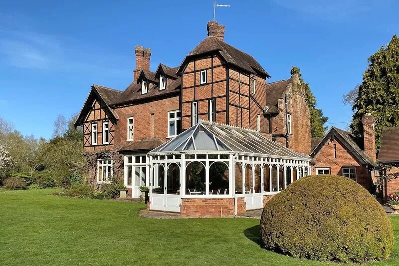 Historic large house set within beautiful gardens