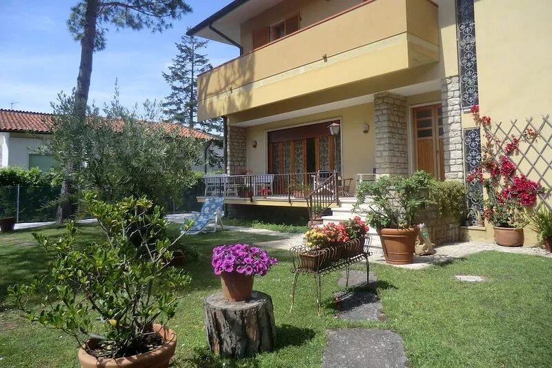 Villa Gloria, garden and large terrace 300m from the sea