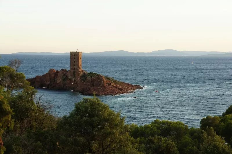 Close to the sea and shops, quiet wooded area, 1st floor villa apartment