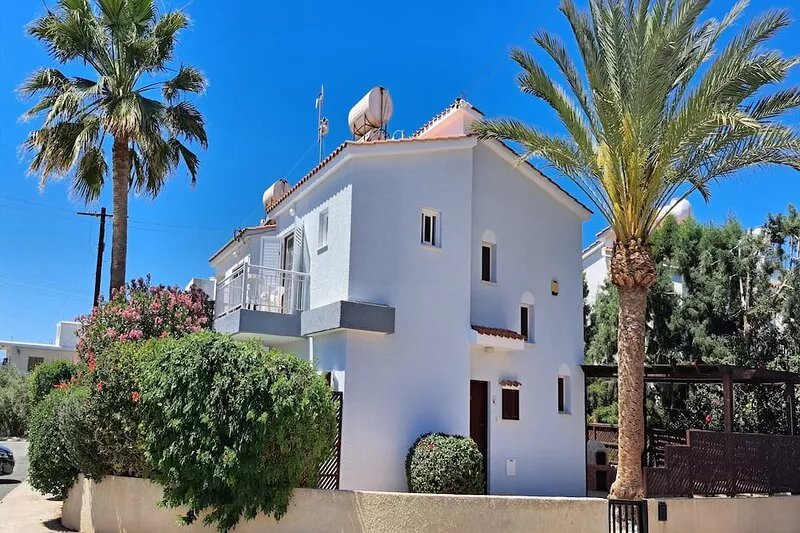 Beachside Villa. Sea and beach views. Free Paphos airport transfers free aircon