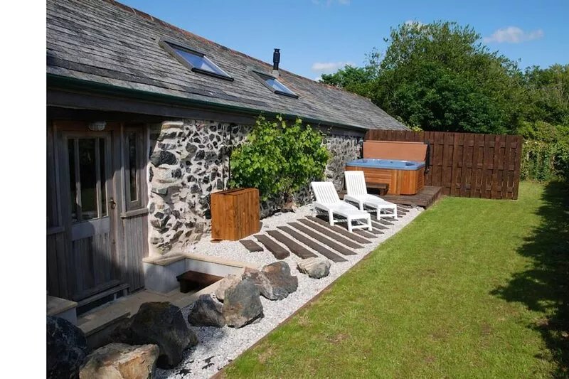Kerriers Barn, Natural, Peaceful, Private hot tub, Mid Cornwall
