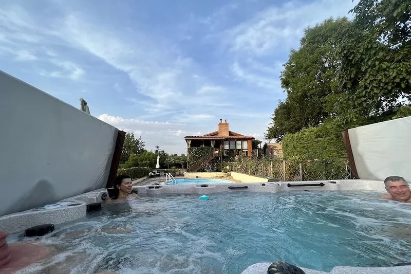 Luxury accommodation with heated pool, jacuzzi and fishing lake