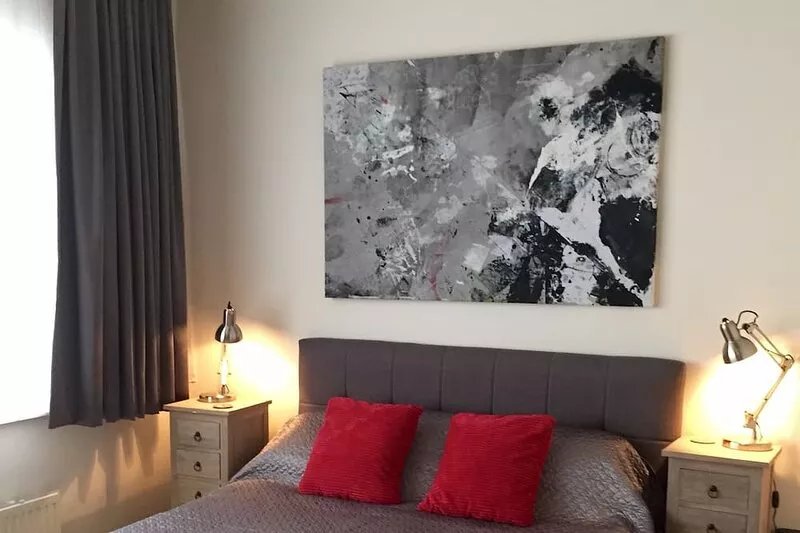 This gem of a townhouse is in the heart of the city: simply walk everywhere!