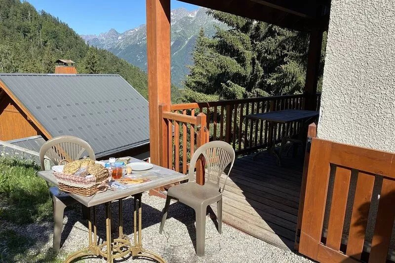 Luxury detached 12-person chalet, few steps from the slopes in heart Alpe d'Huez