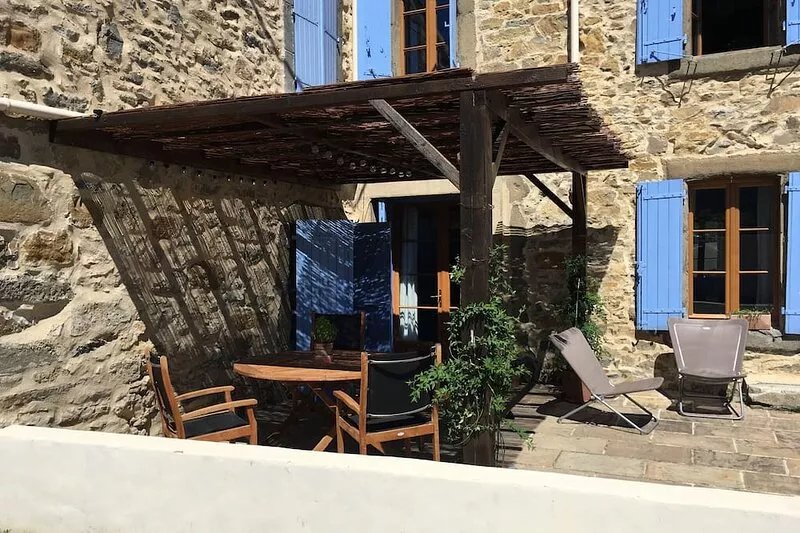 Luxury family friendly accommodation with heated pool set in idyllic location