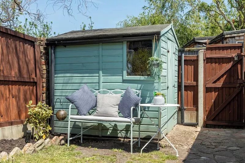 Furlong Place is a family friendly 3 bedroom, centrally located holiday home.