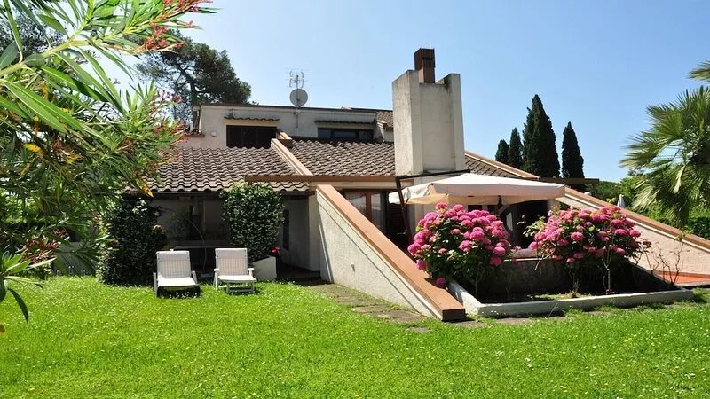 VILLA WITH HUGE GARDEN AND SWIMMING POOL, 5 MINUTES FAR FROM THE CITY CENTER