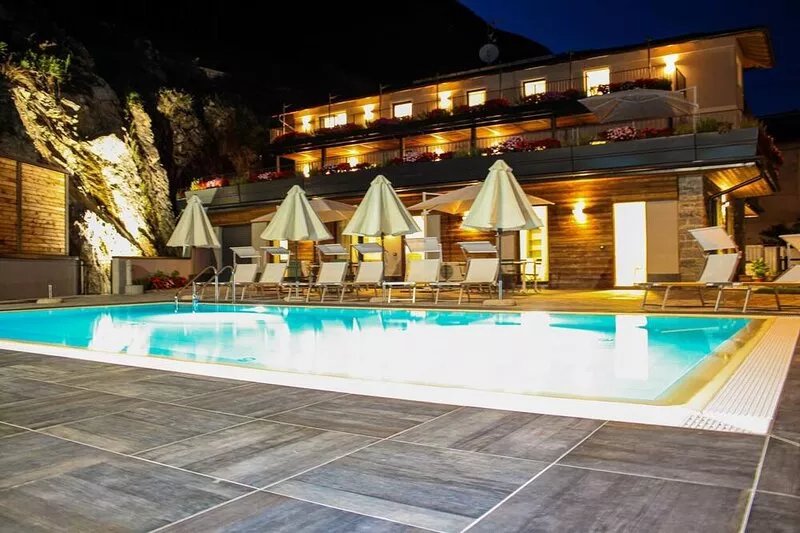 Dascio Paradise Roof Terrace Holiday Apartment on the Lake with Pool