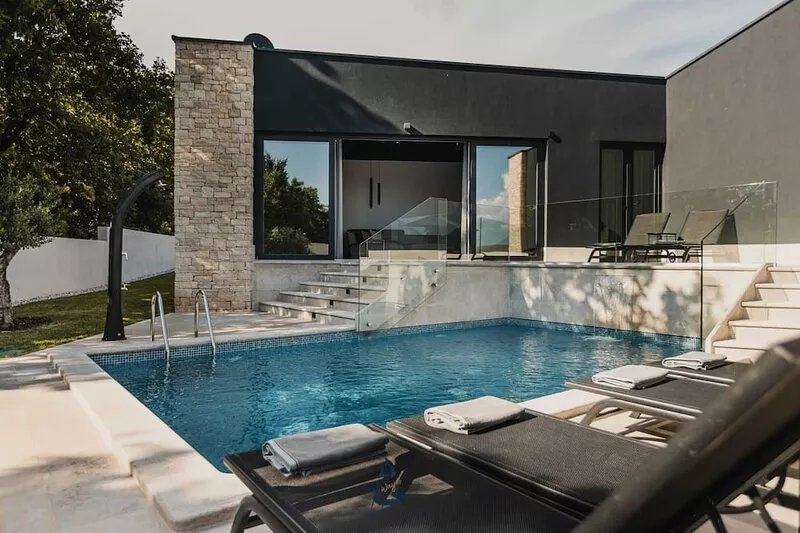 Modern villa for 6 guests with pool in a forest near beach