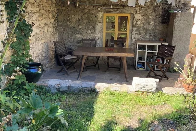 Mazet in the garden in the city center