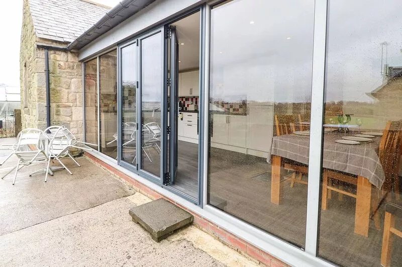 HOUGHTON NORTH FARM COTTAGE, family friendly in Heddon-On-The-Wall