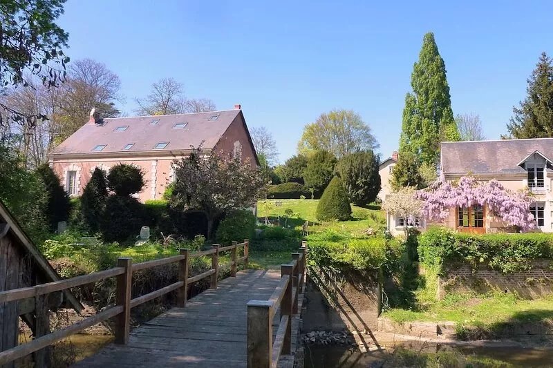 Cottage "The Crow and the Fox" along the Loir with pool and tennis