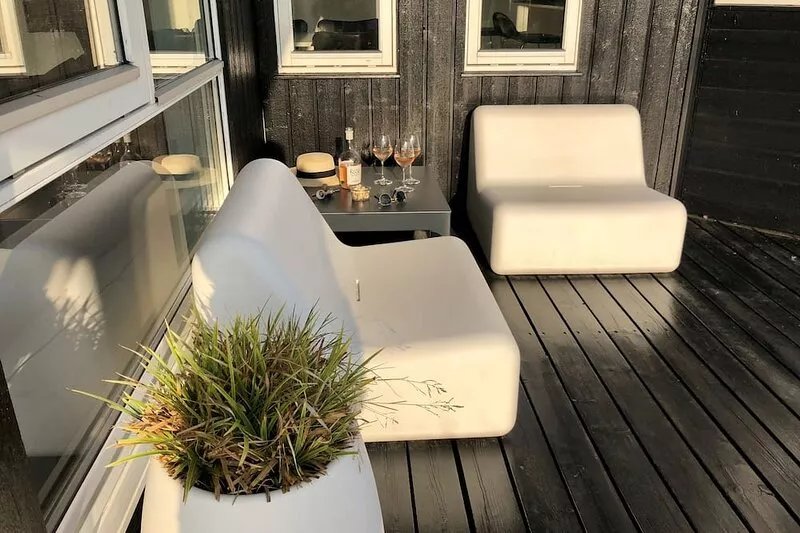 Modern light and friendly villa near water and city