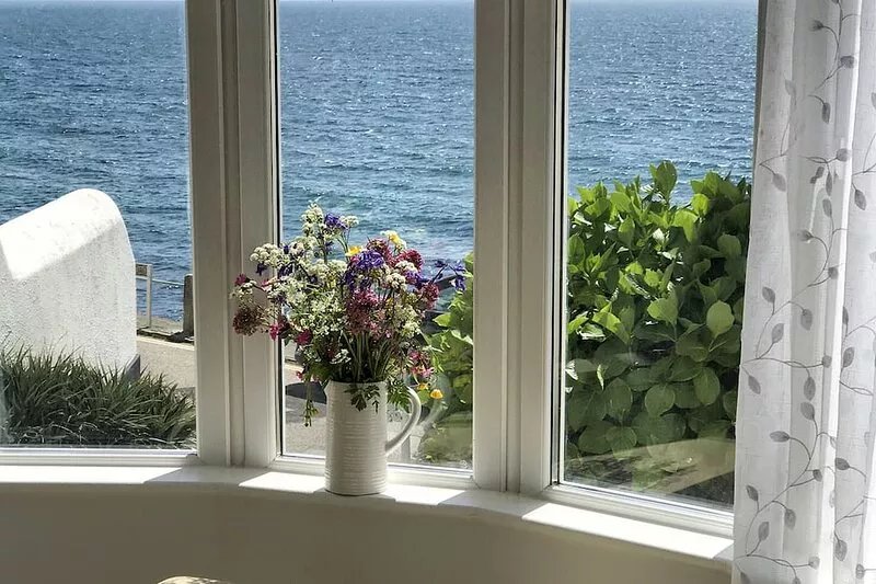 Stunning sea view 2 bed apartment at Porthleven - a stone's throw from the beach