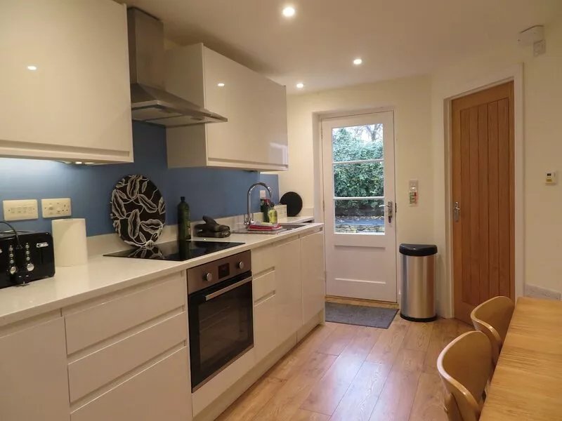 Cotswold Cottage, with wood burning stove and private courtyard garden