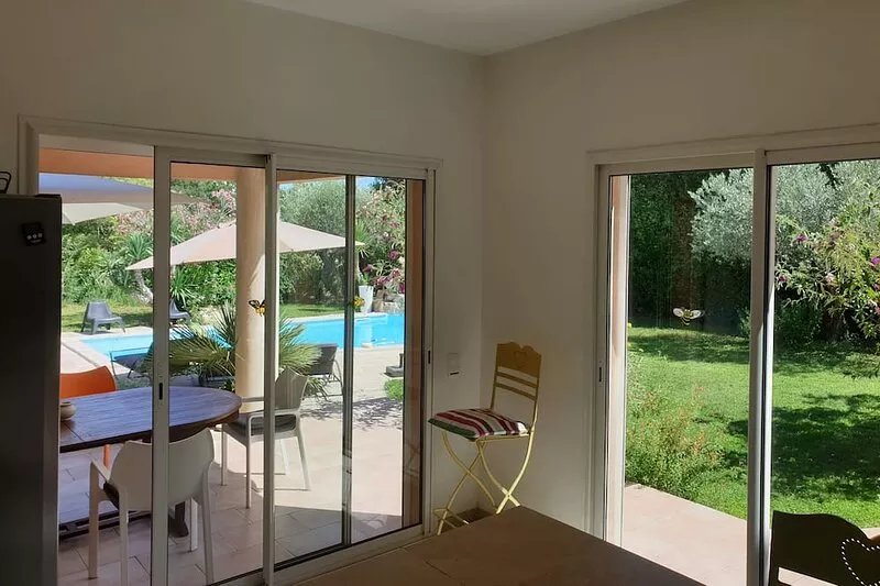 Upscale villa near UZES, private swimming pool, enclosed grounds, Wifi.