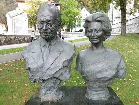Monument to Franz Joseph II and Georgina von Wilczek