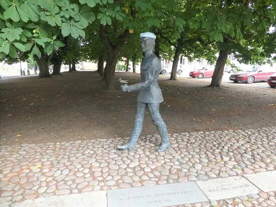 Statyn ''skaradjakne Med Sanglarka''