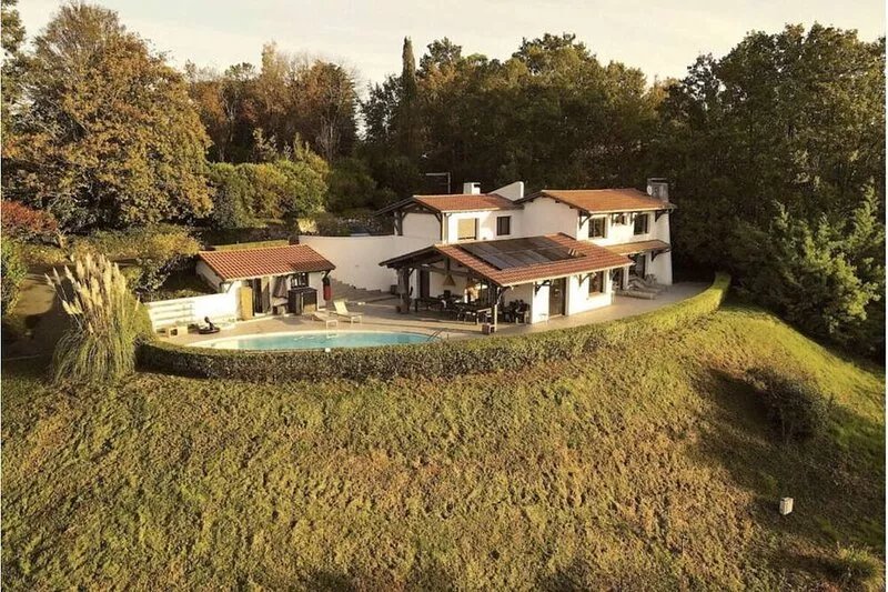 House in Olhette for 14 persons. with a 12 m pool and a large terrace