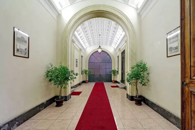 Luxurious three-room apartment with balcony, at the corner of Via Veneto