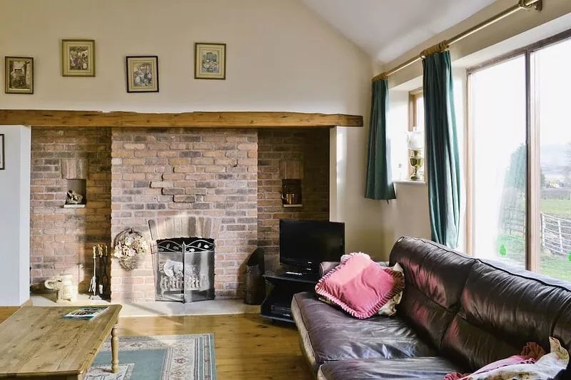 Ground Floor: Living room: TV, Open FireDining room.
