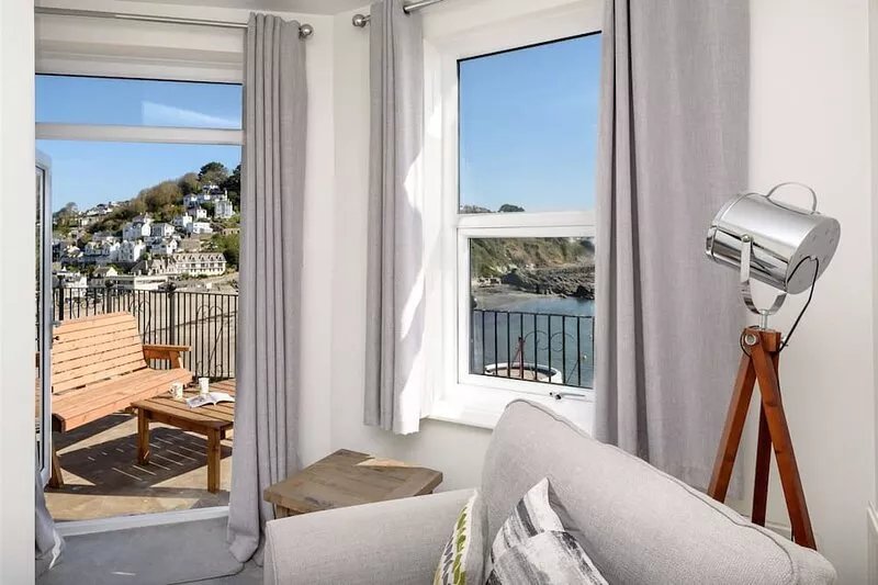 Superb sea front apartment with parking, garden and wifi.