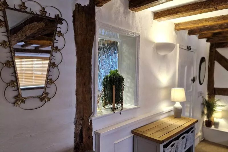 2min walk to Shrewsbury town centre. Sleeps 6 - historic townhouse, free parking