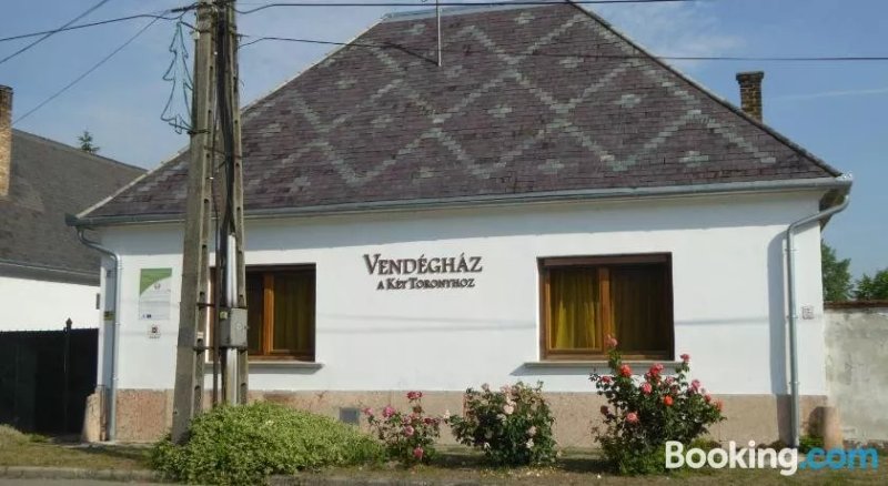 Vendeghaz a Ket Toronyhoz