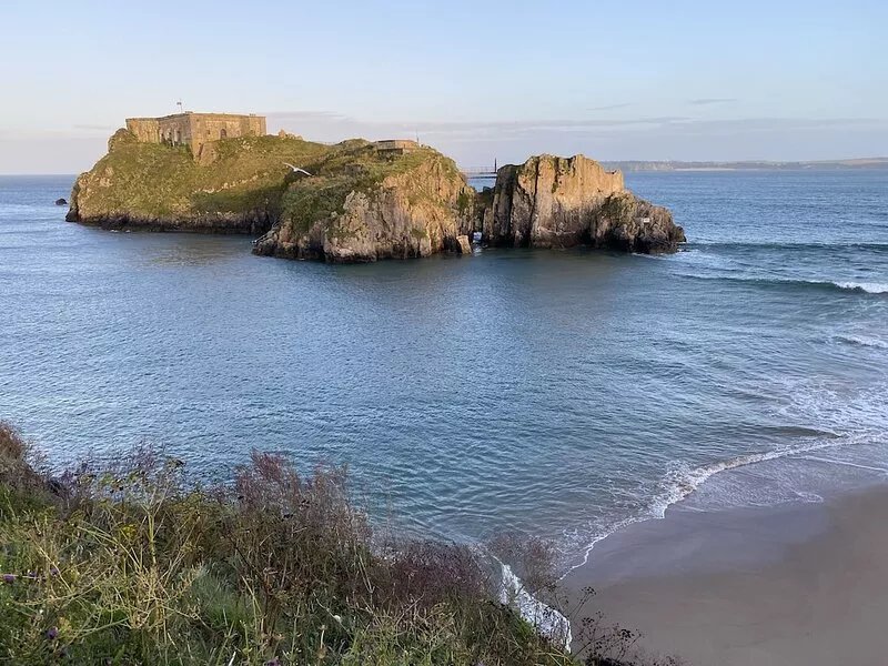 Sea views from private garden, free parking, 5 min walk to beach.