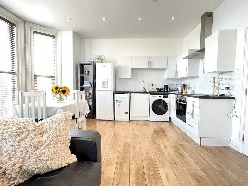 A light and airy sea view apartment just 100m from the beach