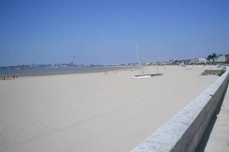 Nice house by the sea. On foot the beaches, trade and town center, WIF