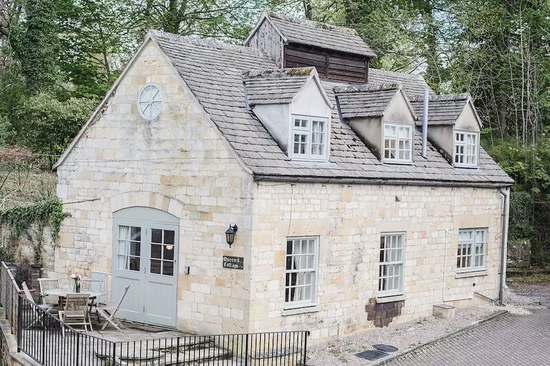 A sudeley castle cottage that sleeps 6 guests  in 2 bedrooms