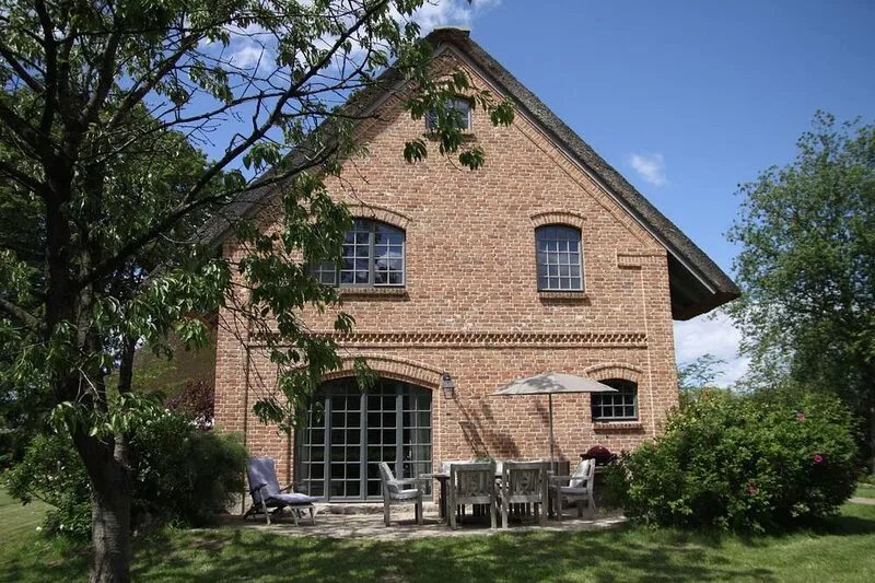 Exclusive holiday home under thatch in beautiful Holstein countryside