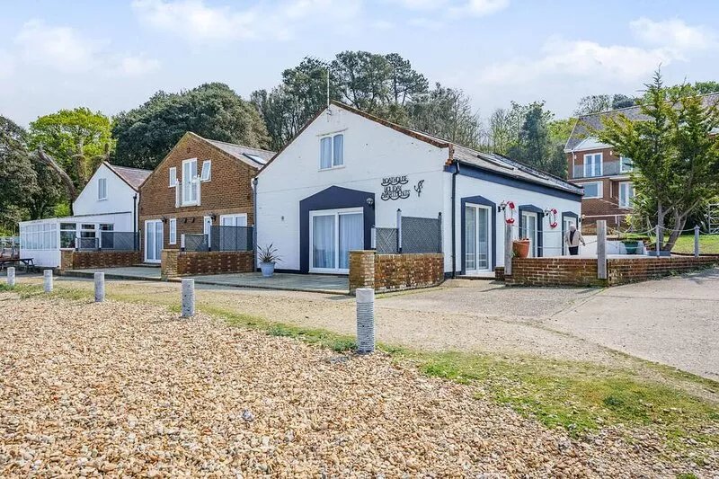 WEST SEA VIEW NO 4, pet friendly, country holiday cottage in Yarmouth