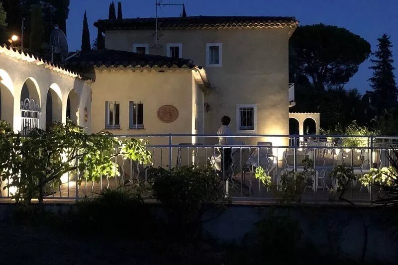 BASTIDE PROVENCALE (4 bdrms-3 bathrms) - SWIMMING POOL - LARGE ARBORUS GARDEN