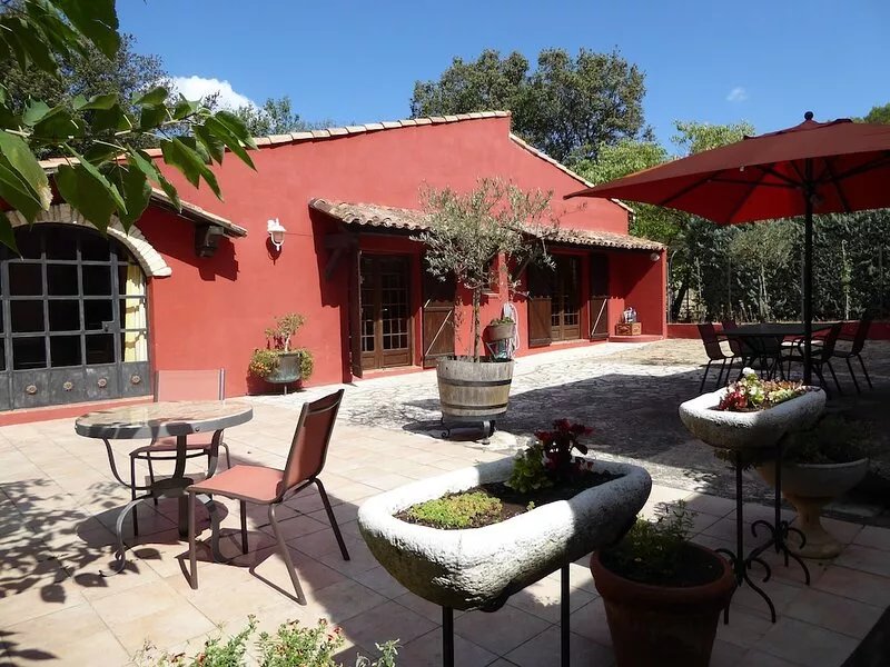 Provencal house sleeps 4, airconditionned, exclusive pool near Aix-en-Provence