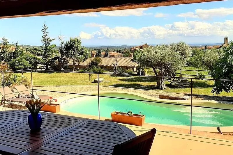 Very pretty renovated country house, large garden, porch, barbecue and pool