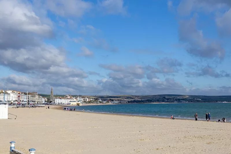 4 Bed 4 bath 4 star family town house 80 yds to beach, sky & wifi Recent refurb